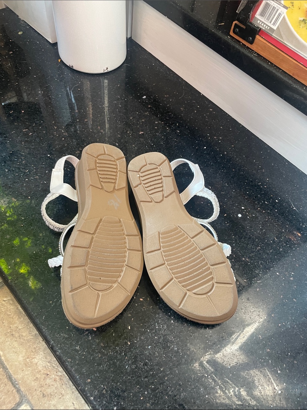 Daisy Fuentes White Braided & Beaded Women's Sandals- Very comfortable - Picture 4 of 4